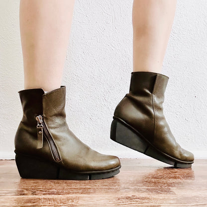 TRIPPEN BLAZE ANKLE BOOTS  // SIZE 8.5