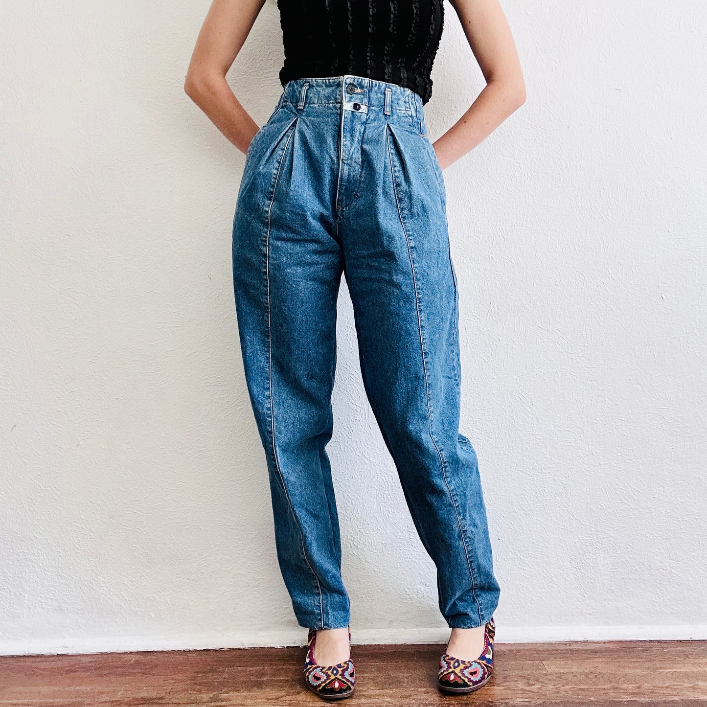 80'S VINTAGE GIRBAUD PLEATED TAPERED JEANS // WAIST SIZE 26