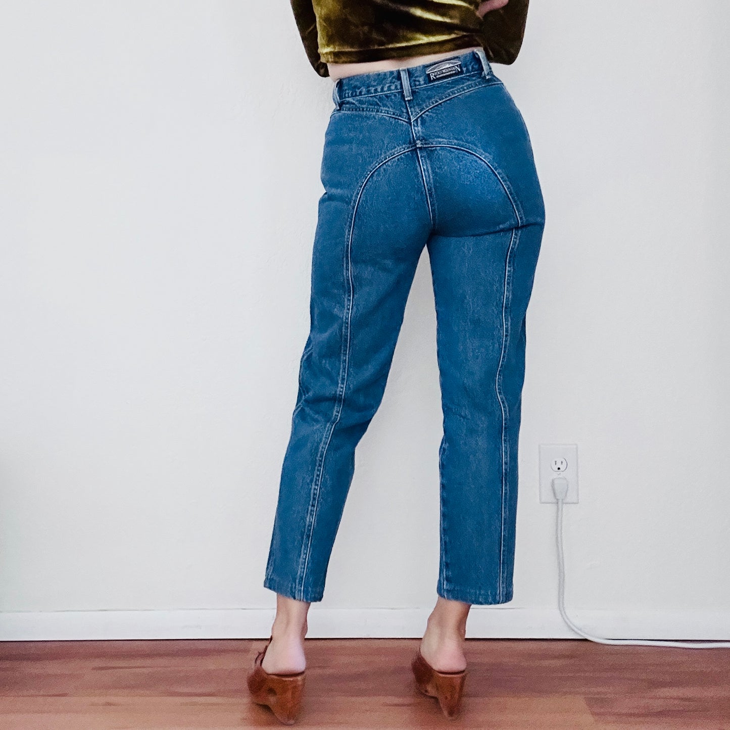 90'S VINTAGE ROCKIES WESTERN JEANS // WAIST SIZE 26