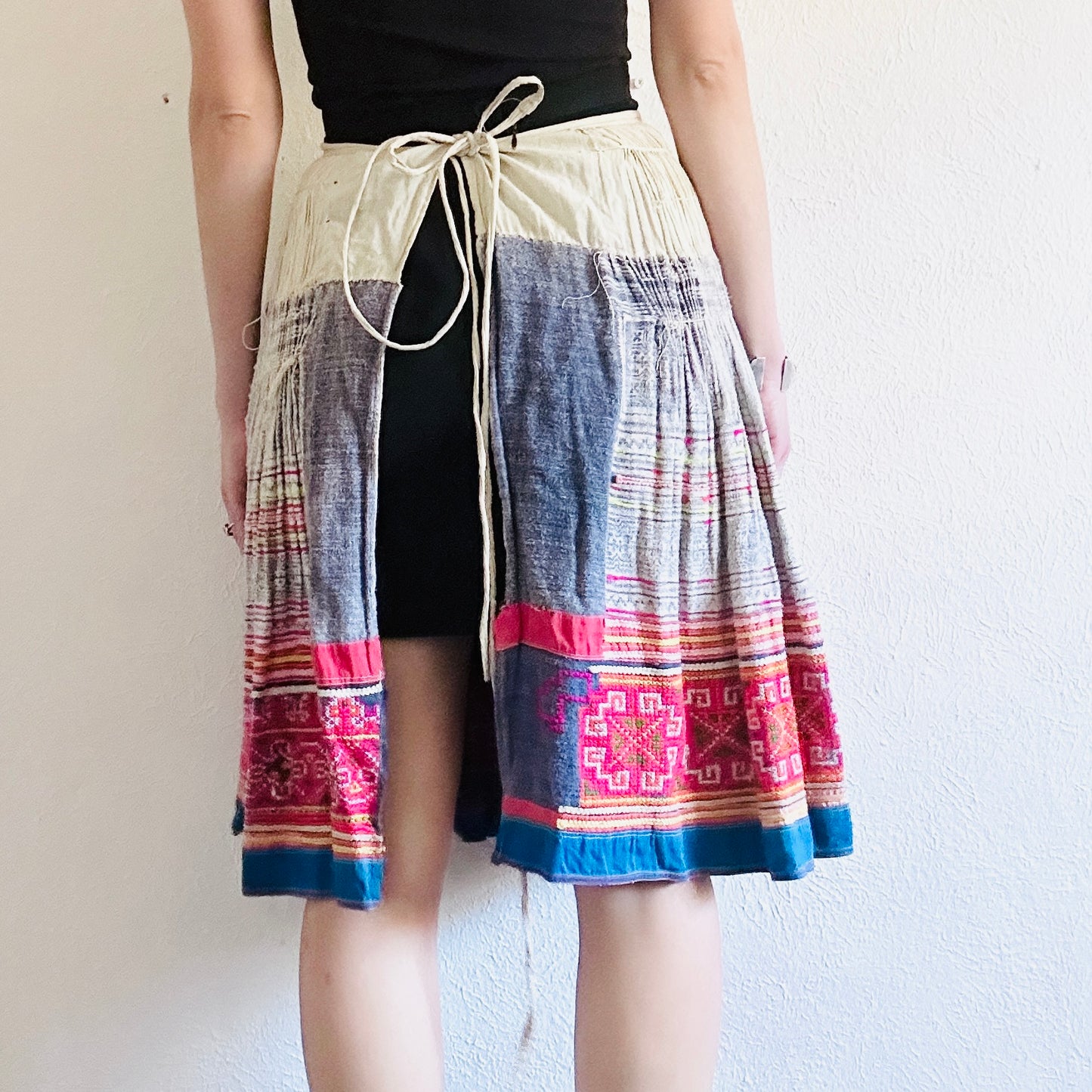 VINTAGE HILLTRIBE EMBROIDERED SKIRT // SIZE SMALL