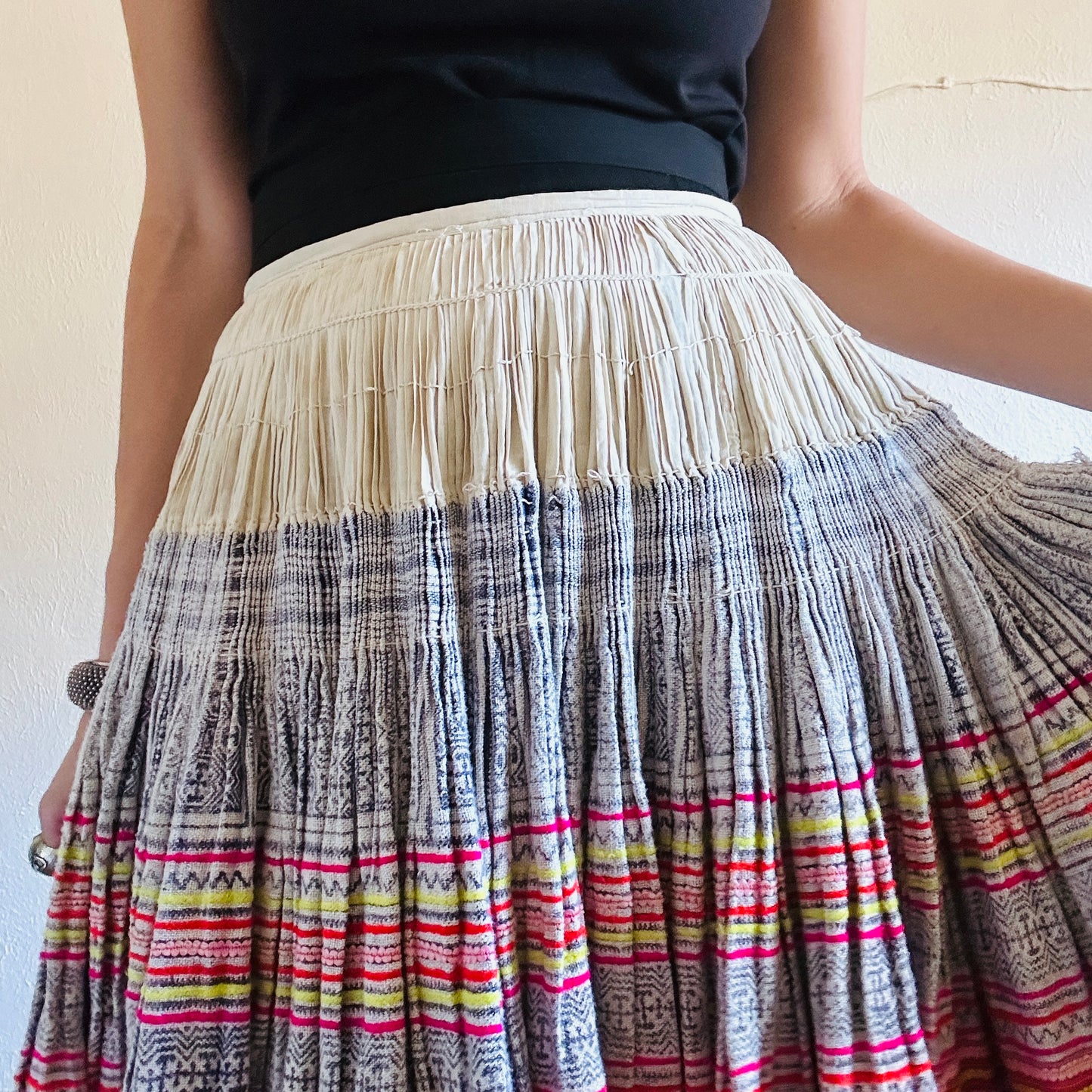 VINTAGE HILLTRIBE EMBROIDERED SKIRT // SIZE SMALL