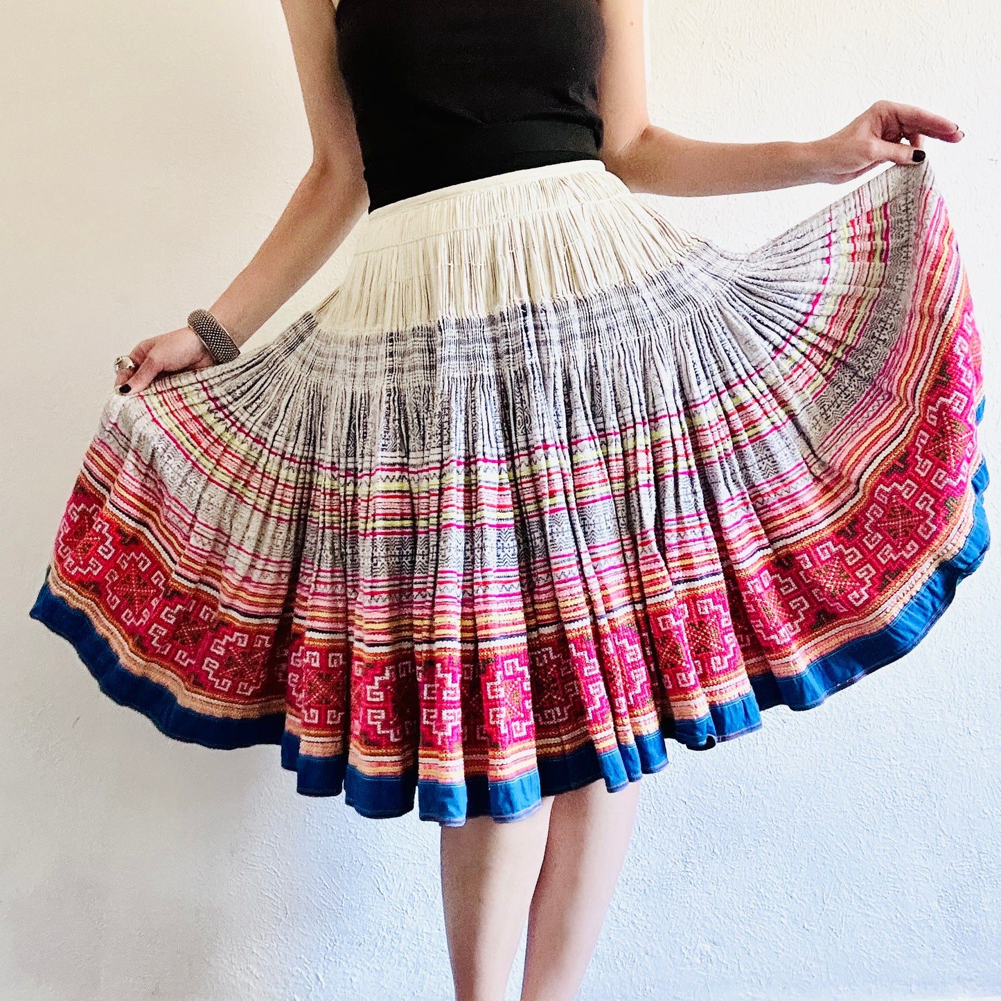 VINTAGE HILLTRIBE EMBROIDERED SKIRT // SIZE SMALL