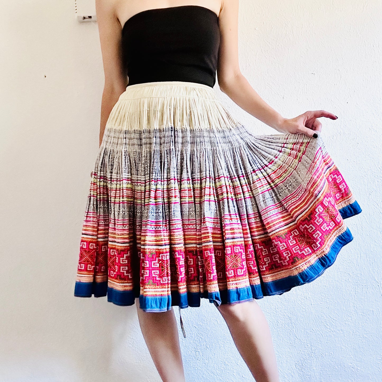 VINTAGE HILLTRIBE EMBROIDERED SKIRT // SIZE SMALL