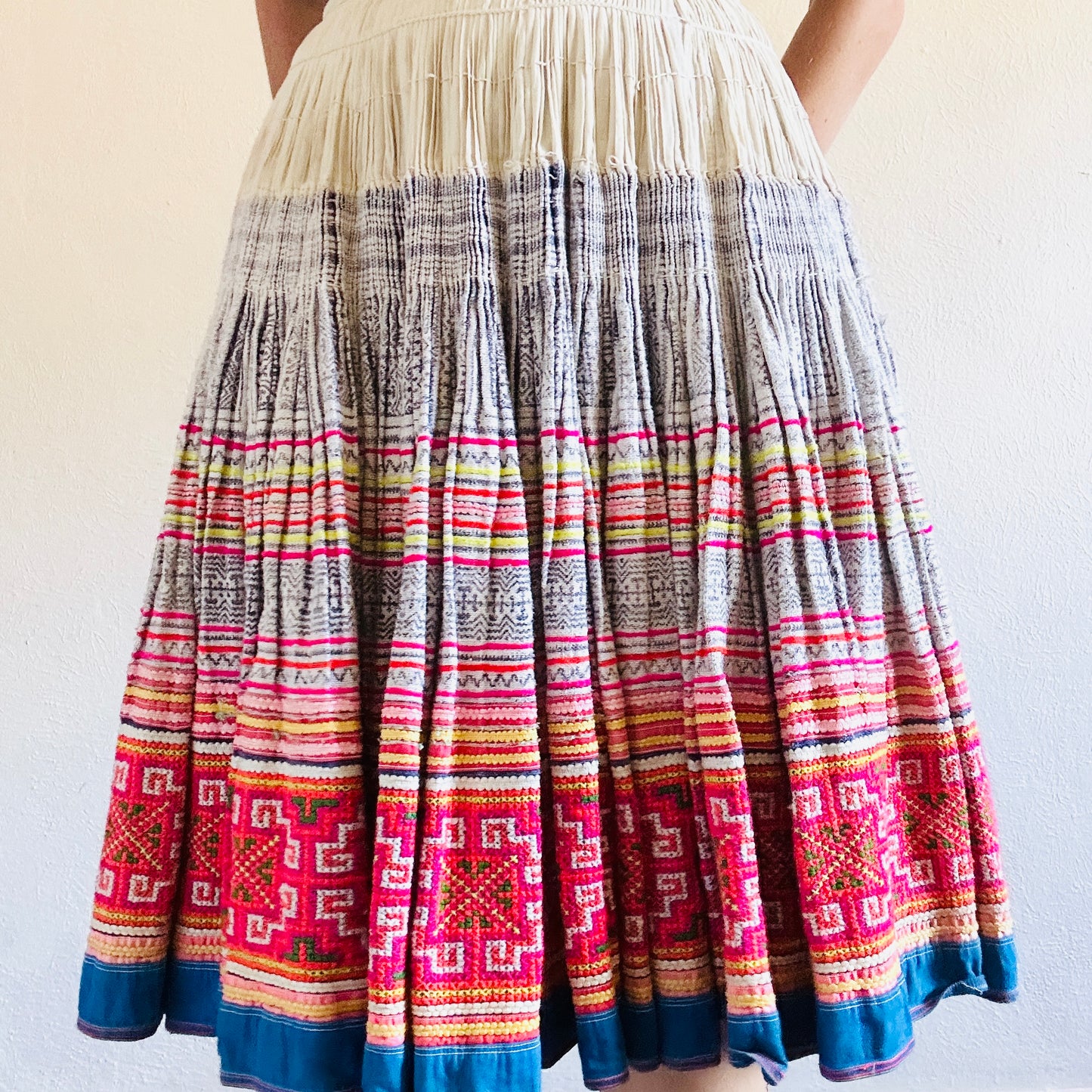 VINTAGE HILLTRIBE EMBROIDERED SKIRT // SIZE SMALL