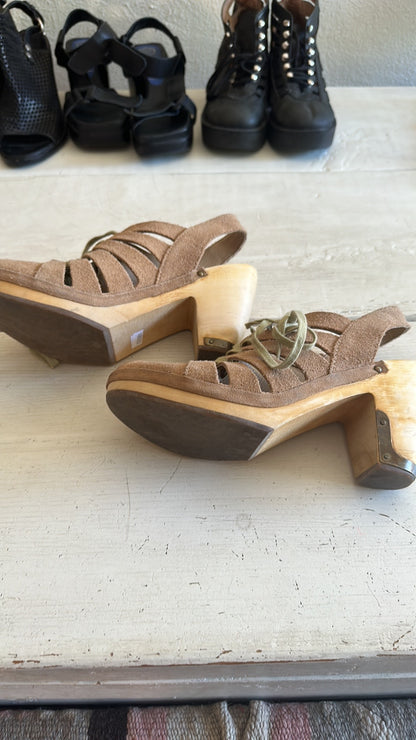 ANTHROPOLOGIE LEATHER CUTOUT HEELS  // SIZE 8