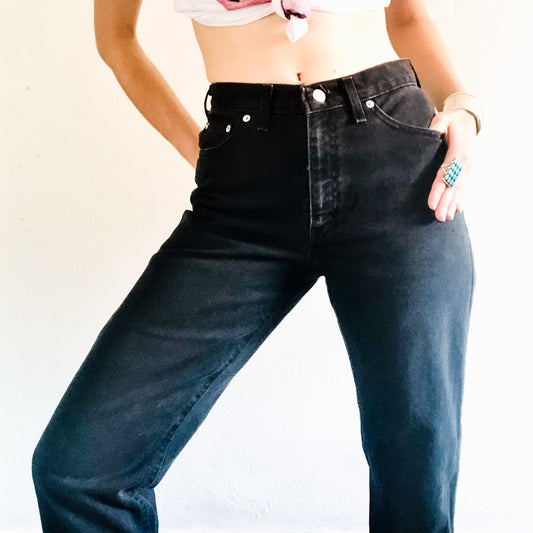 90'S VINTAGE BLACK MOM JEANS // WAIST SIZE 28