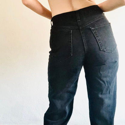 90'S VINTAGE BLACK MOM JEANS // WAIST SIZE 28