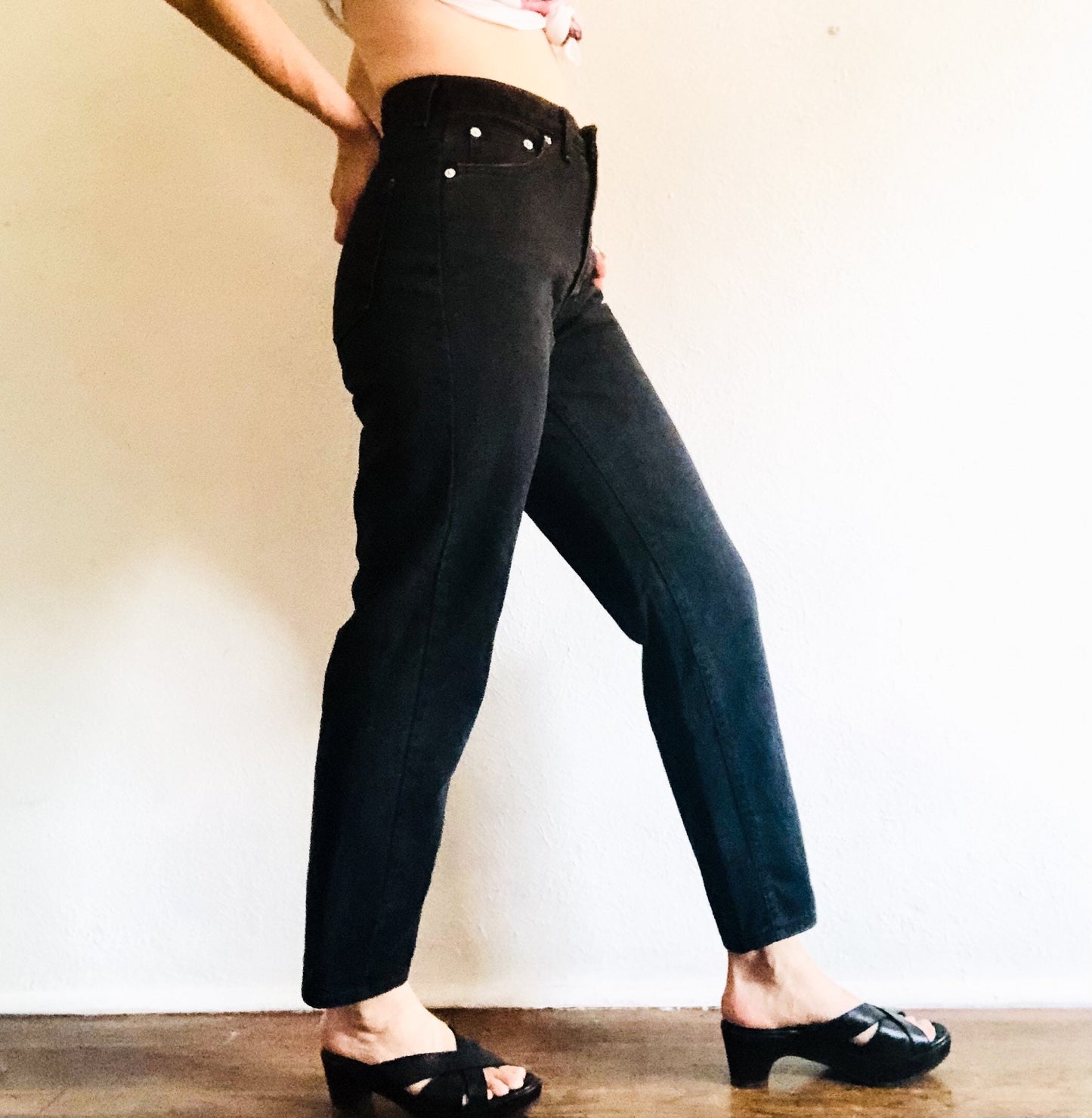 90'S VINTAGE BLACK MOM JEANS // WAIST SIZE 28