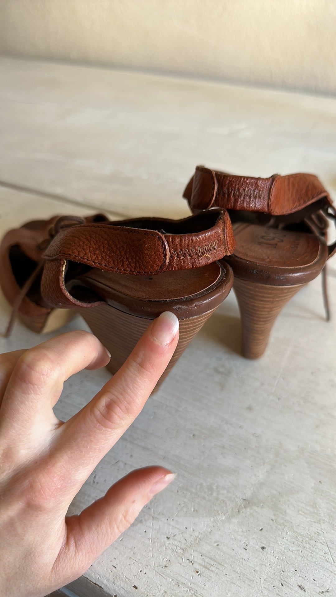 1937 FOOTWEAR LEATHER CUTOUT HEELS  // SIZE 8.5