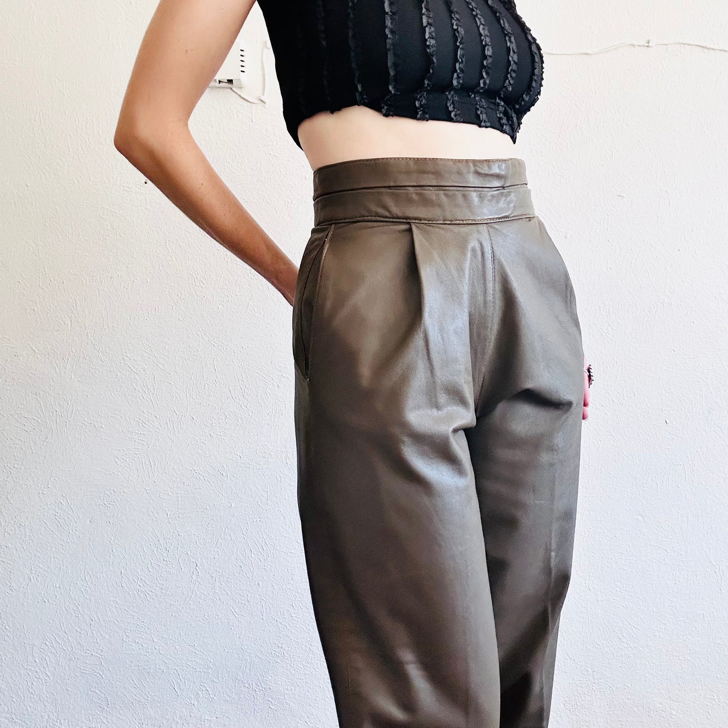 90'S VINTAGE BROWN LEATHER PLEATED PANTS // WAIST SIZE 27