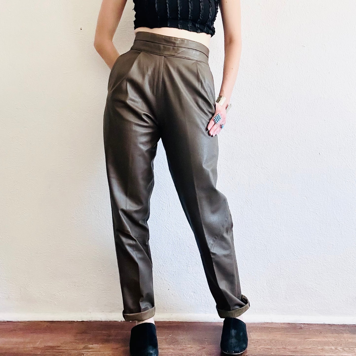 90'S VINTAGE BROWN LEATHER PLEATED PANTS // WAIST SIZE 27