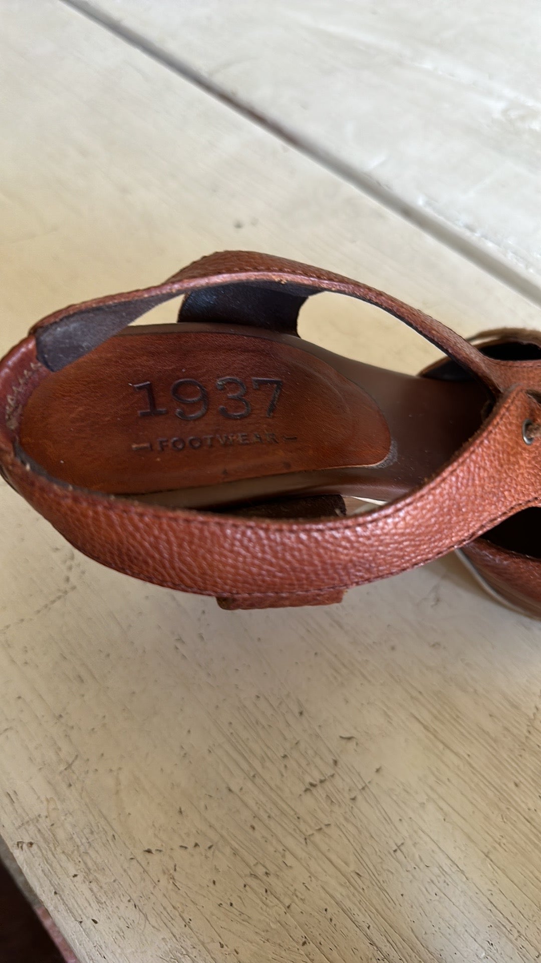 1937 FOOTWEAR LEATHER CUTOUT HEELS  // SIZE 8.5