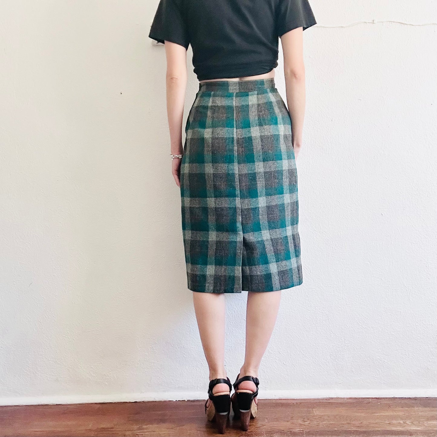 60’S VINTAGE WOOL PLAID SKIRT // SIZE SMALL