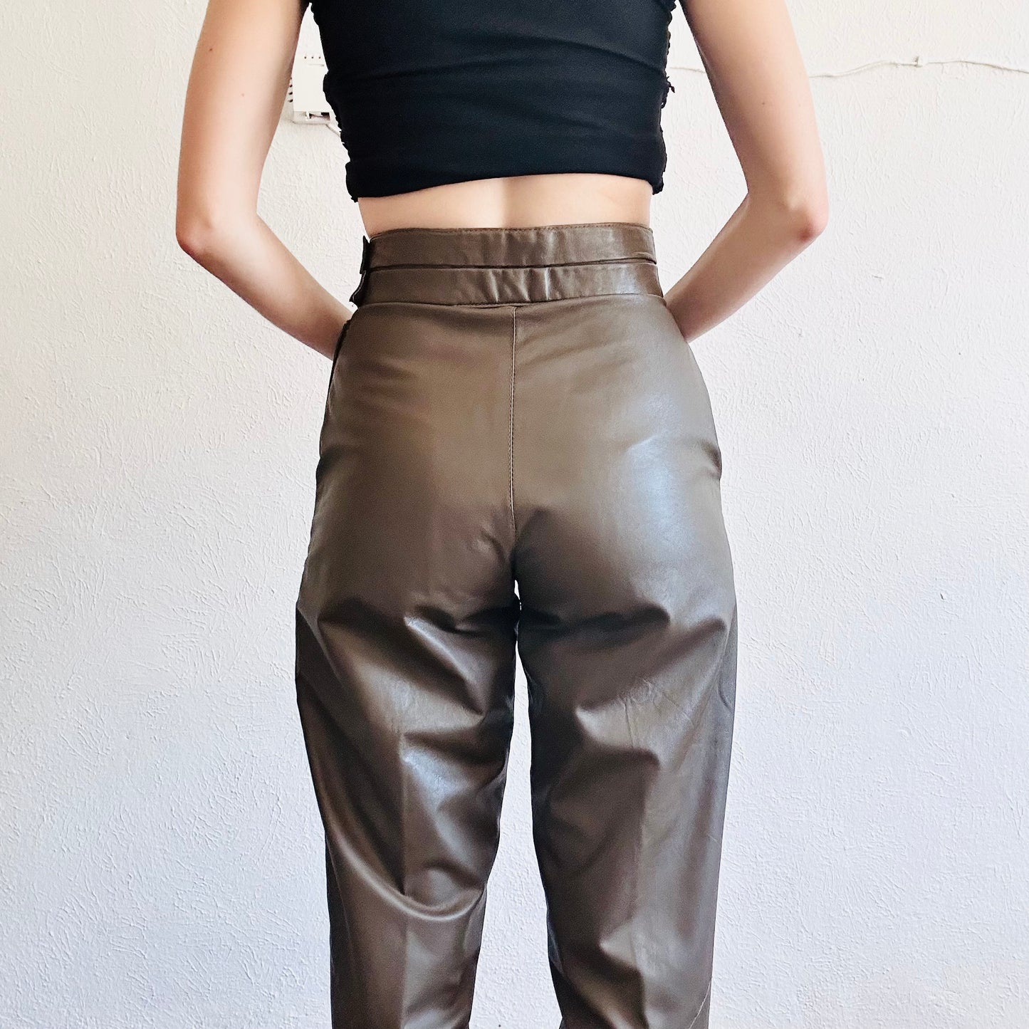 90'S VINTAGE BROWN LEATHER PLEATED PANTS // WAIST SIZE 27