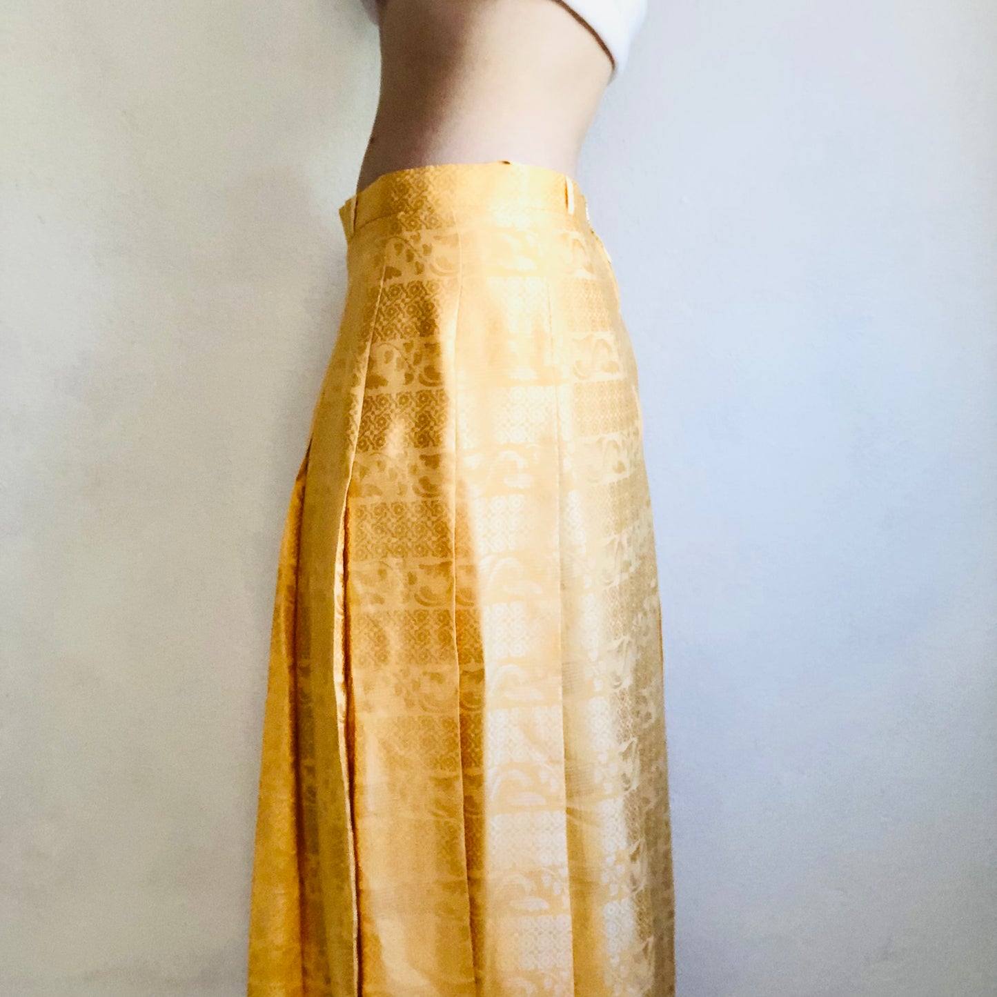 80's VINTAGE GOLD “ROYAL SIDHA” PLEATED SKIRT // SIZE LARGE