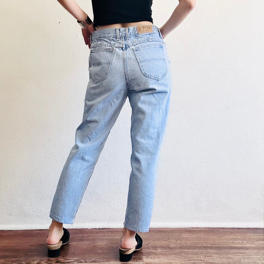 90'S VINTAGE RIDERS LIGHT WASH MOM JEANS // WAIST SIZE 30