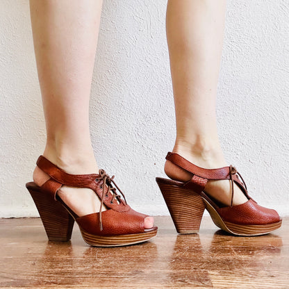 1937 FOOTWEAR LEATHER CUTOUT HEELS  // SIZE 8.5