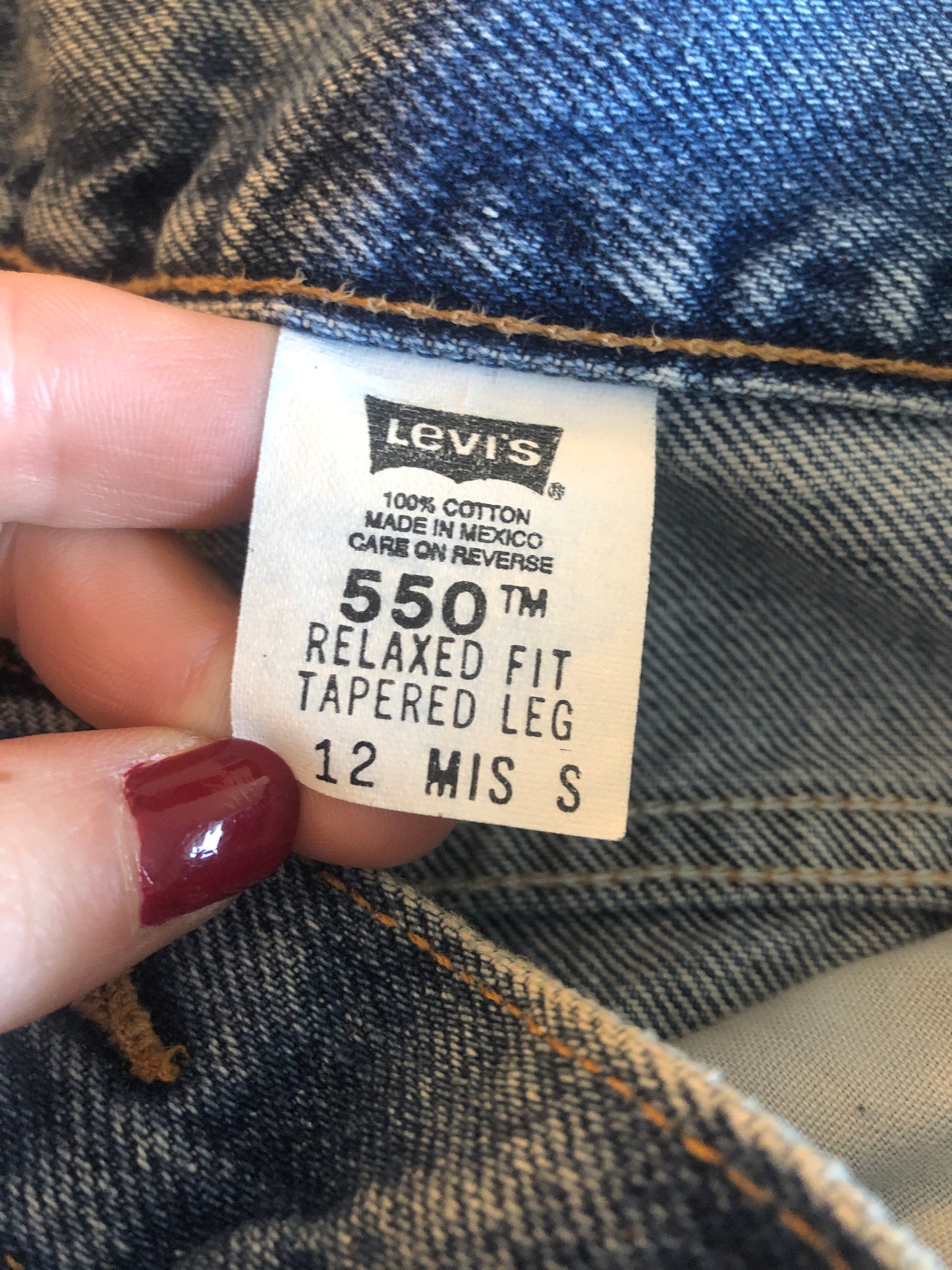 90'S VINTAGE LEVI’S 550 MOM JEANS // WAIST SIZE 30