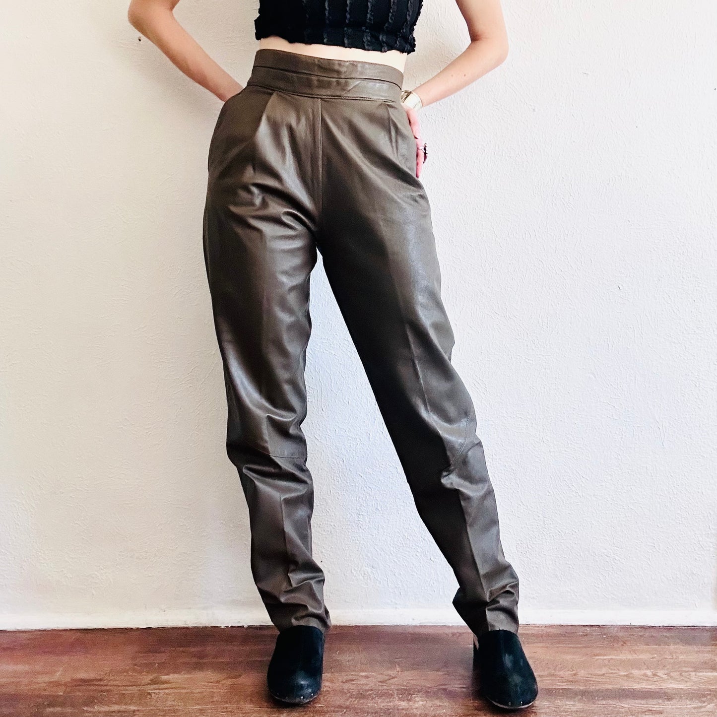 90'S VINTAGE BROWN LEATHER PLEATED PANTS // WAIST SIZE 27