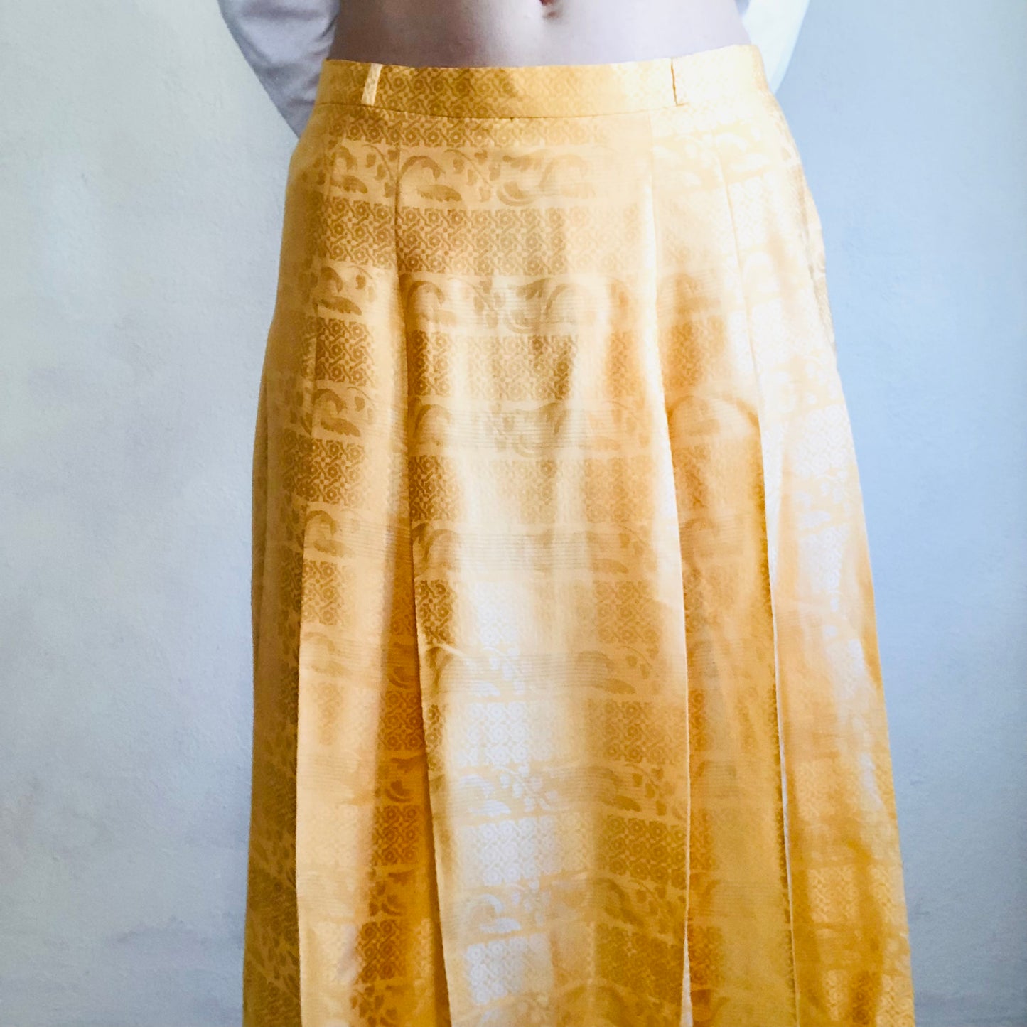 80's VINTAGE GOLD “ROYAL SIDHA” PLEATED SKIRT // SIZE LARGE