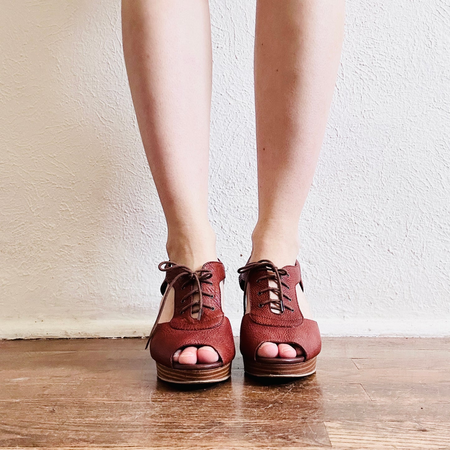 1937 FOOTWEAR LEATHER CUTOUT HEELS  // SIZE 8.5